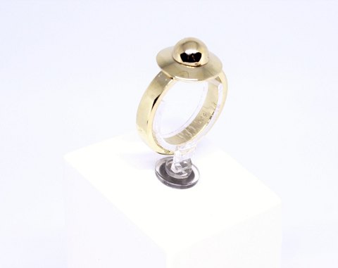 Ring of 14 carat gold with simpel design.
5000m2 showroom.