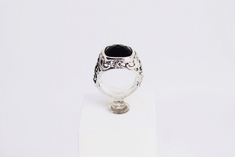 Ring of 925 sterling silver decorated with pattern and black onyx, stamped LUND.
5000m2 showroom.