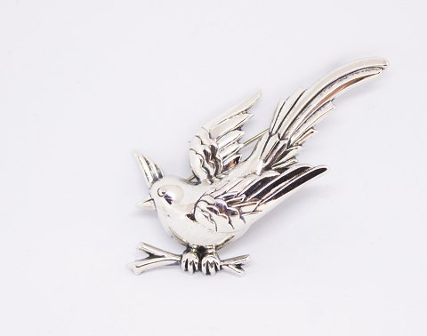 Brooch in the shape of a bird in 925 sterling silver and stamped Monet.
5000m2 showroom.