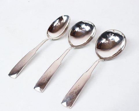 Different serviing spoons in heritage silver no. 2 by Hans Hansen.
5000m2 showroom.