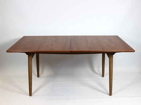 Spisebord i teak og eg, model AT-312, af Hans J. Wegner og Andreas Tuck, 
1960erne.
5000m2 udstilling.