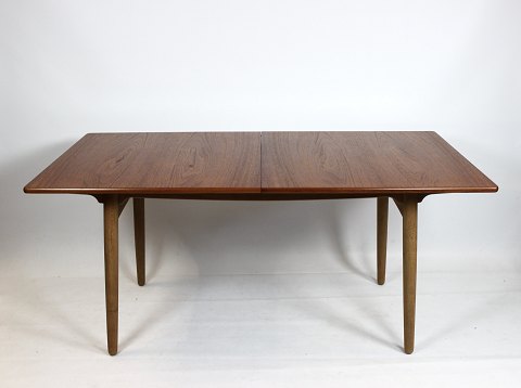 Dining table in teak and oak, model AT-312, by Hans J. Wegner and Andreas Tuck, 
1960s.
5000m2 showroom.