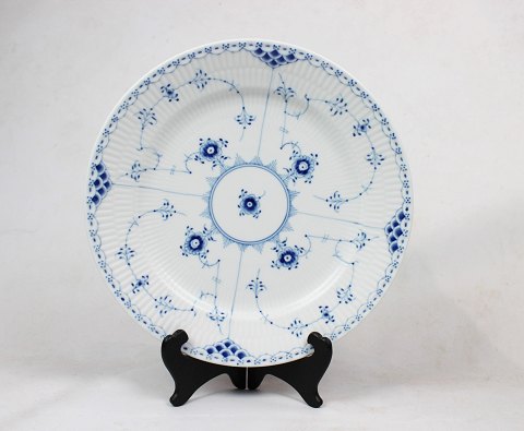 Royal Copenhagen blue fluted lace dinner plate, no.: 627.
5000m2 showroom.