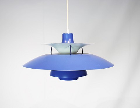 Blå PH5 lampe designet af Poul Henningsen i 1958 og produceret af Louis Poulsen.
5000m2 udstilling.
