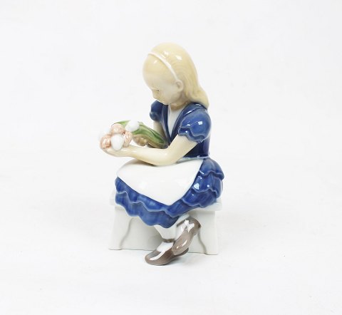 Porcelænsfigur af pige med blomster nr.: 2298 af B&G.
Flot stand
