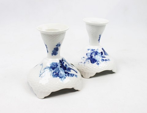 A pair of candlesticks, no.: 10/1711, in Blue Flower by Royal Copenhagen.
5000m2 showroom.