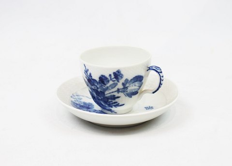 Coffeecup with saucer, no.: 1549 in Blue Flower by Royal Copenhagen.
5000m2 showroom.