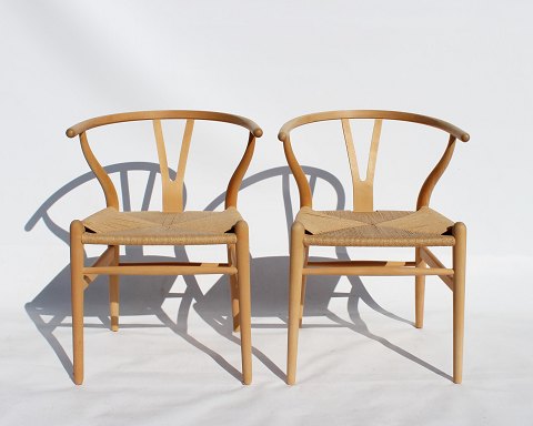 Set of two Wishbone chairs, model CH24, of beech and papercord by Hans J. Wegner 
and Carl Hansen & Son in the 1960s.
5000m2 showroom.