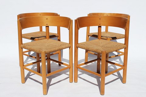Set of four dining chairs, model FH 4216, in beech and papercord by Mogens 
Lassen and Fritz Hansen from the 1960s.
5000m2 showroom.