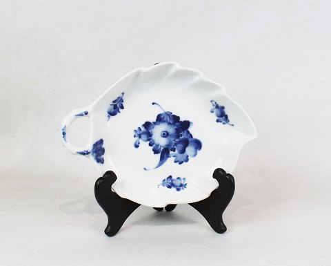Small leaf shaped dish, no.: 8001, in Blue Flower by Royal Copenhagen.
5000m2 showroom.
