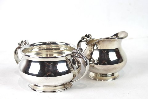 Sugar bowl and cream jug in 925 sterling silver by Cohr.
5000m2 showroom.