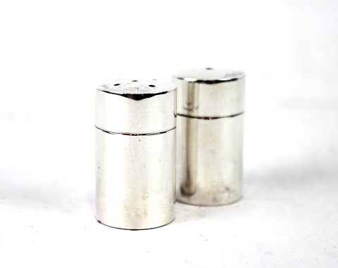 Set of salt and peber shakers of sterling silver.
5000m2 showroom.
