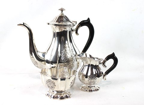 Set of coffee service decorated with engravings of hallmarked silver and ebony.
5000m2 showroom.