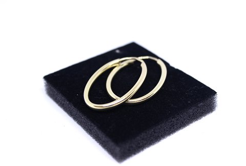 A pair of ovale hoop earrings of 14 carat gold.
5000m2 showroom.