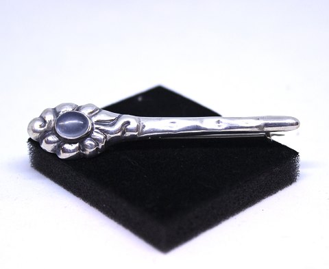 Brooch with moonstone and of 925 sterling silver stamped VM.
5000m2 showroom.