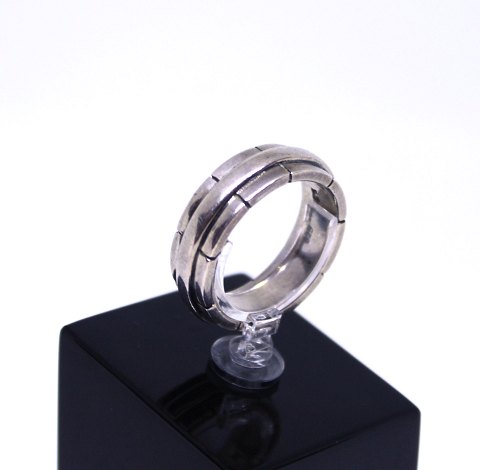 Ring of 925 sterling silver stamped SMK.
5000m2 showroom.