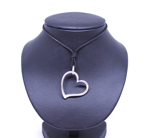 Necklace with pendant in the shape of heart of 925 sterling silver stamped JAa.
5000m2 showroom.