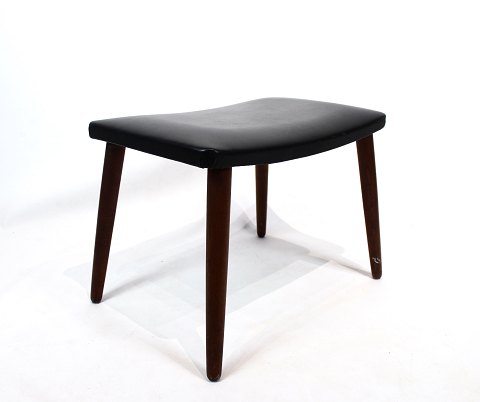 Stool in black leather and teak of danish design from the 1960s.
5000m2 showroom.
