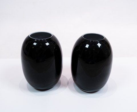 A pair of Super vases in black opaline glass by Piet Hein.
5000m2 showroom.
