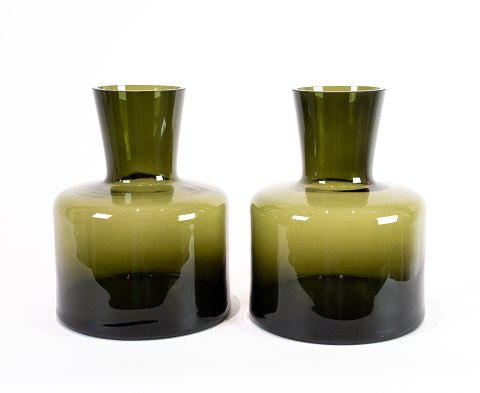 A pair of vases of dark green glass by Holmegaard.
5000m2 showroom.
