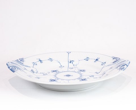 Blue fluted cake dish, no.: 422, by Royal Copenhagen.
5000m2 showroom.