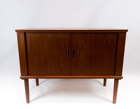 Smaller sideboard in teak with sliding doors of dansih design from the 1960s.
5000m2 showroom.