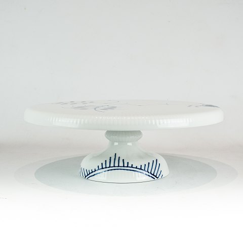 Cake stand blue mega fluted no.: 424 by Royal Copenhagen.
5000m2 showroom.
