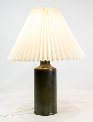 Ceramic table lamp in dark green color by Eva Stær Nielsen for Saxbo.
5000m2 showroom.