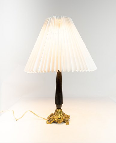 Table lamp with black patinated stem and gilded foot with shade of paper.
5000m2 showroom.