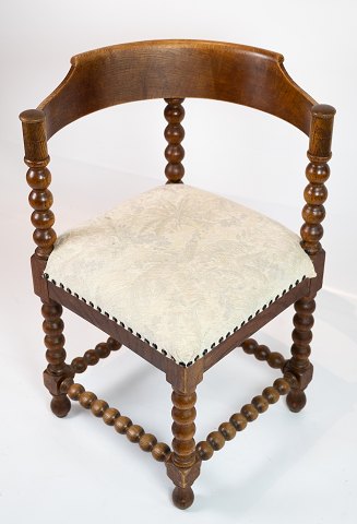 Armchair in polished oak and upholstered with light fabric, in great antique 
condition from the 1890s.
5000m2 showroom.