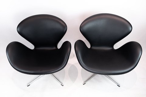 Et Par Svane Stole - Model 3320 - Sort Læder - Arne Jacobsen - Fritz Hansen