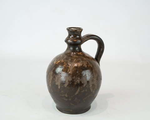 Ceramic jug in 
dark colour.
5000m2 showroom.
