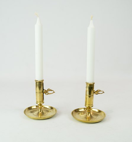 A set of low candlesticks in brass and in great used condition from the 1860s.
5000m2 showroom.