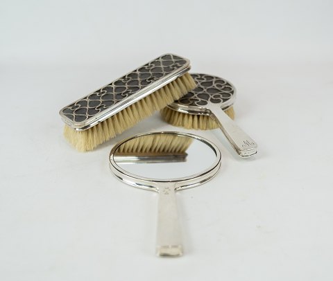 Set of two brushes and a mirror of hallmarked silver.
5000m2 showroom.