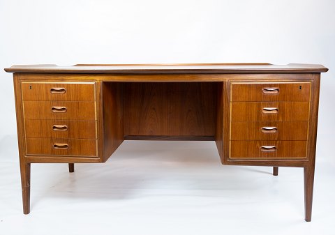 Desk in teak of danish design from the 1960s.
5000m2 showroom.
