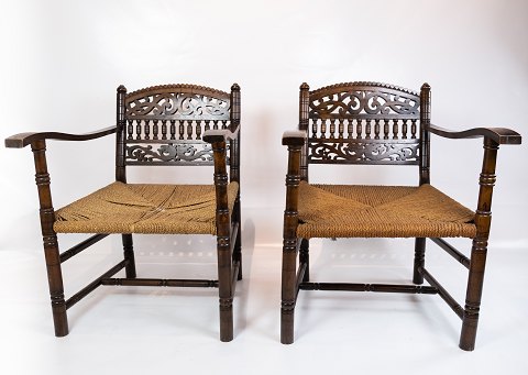 A pair of antique armchairs of dark wood and papercord from the 1920s.
5000m2 showroom.