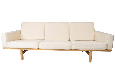 Three seater sofa, model GE-236/3, by Hans J. Wegner and Getama, from the 1960s.
5000m2 showroom.
