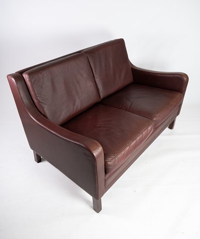 To personers sofa, med rødbrunt læder af Stouby Møbler.
5000m2 udstilling.
