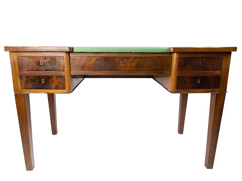 Desk in mahogany with green felt top, and in great antique condition from the 
1890s.
5000m2 showroom.
