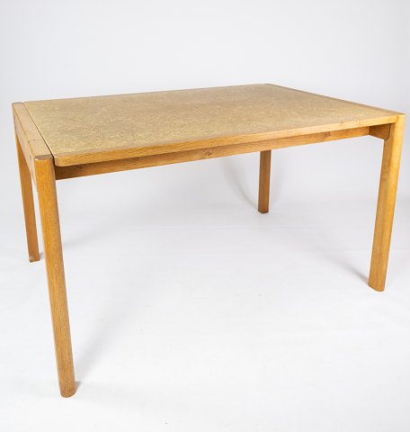 Spisebord af eg og kork af dansk design fra 1970erne.
5000m2 udstilling.