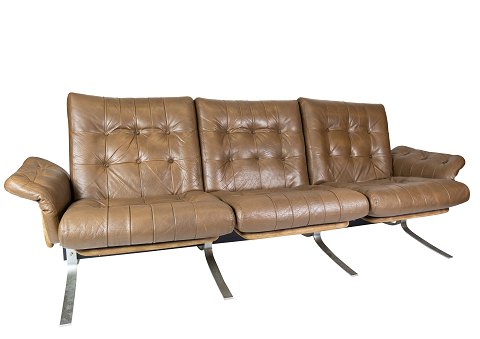 Tre personers sofa polstret med lysebrunt læder og stel i metal, af dansk design 
fra 1970erne.
5000m2 udstilling.