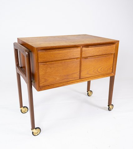 Side table with 
drawers and on wheels in teak of danish design from the 1960s. 
5000m2 showroom.