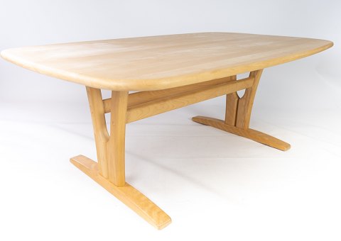 Coffee table in beech of danish design manufactured by Skovby Furniture factory 
in the 1960s. 
5000m2 showroom