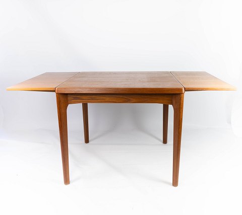 Spisebord med udtræk i teak designe af Henning Kjærnulf fra 1960erne. 
5000m2 udstilling.