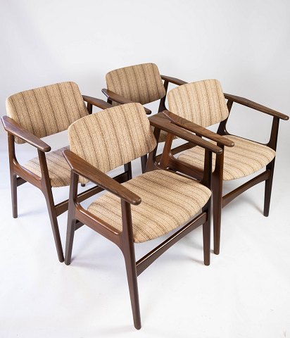 Set of four dining chairs in teak, model "lene" and upholstered with striped 
fabric. Designed by Arne Vodder from the 1960s.
5000m2 showroom.