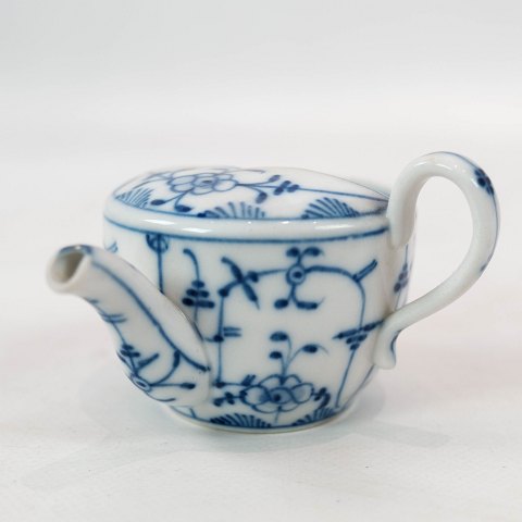 Skæg kop af tysk porcelæn dekoreret med blåt mønster.
5000m2 udstilling.