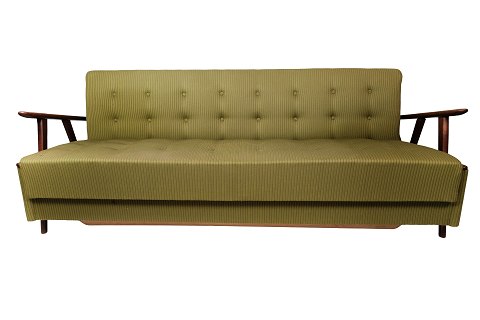 Sovesofa polstret med grønt uldstof og ben i teak, af dansk design fra 1950erne.
5000m2 udstilling.
