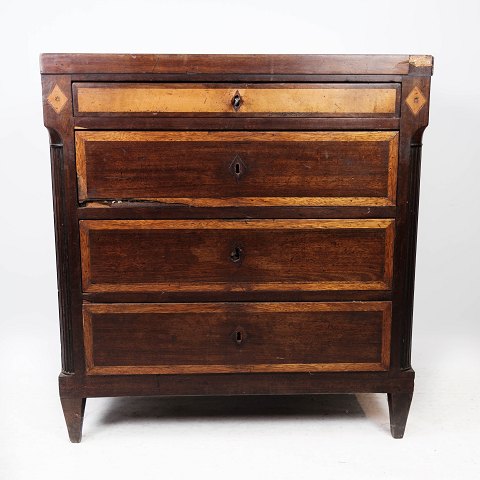 Louis Seize chest of drawers of mahogany with inlaid wood.
5000m2 showroom.