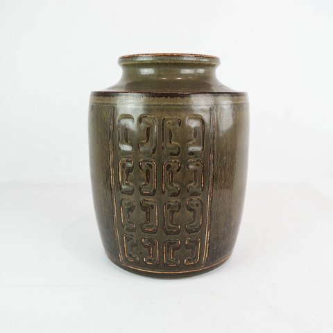 Stoneware vase with dark glaze, no.: 231 by Bing and Groendahl.
5000m2 udstilling.

