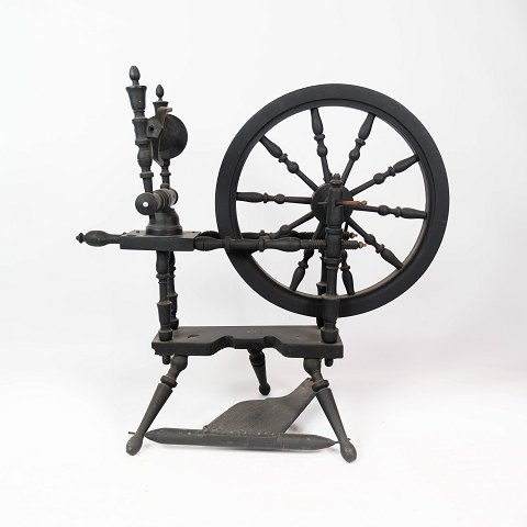 Antique spinning wheel of polished wood from around the year 1880.
5000m2 showroomm.